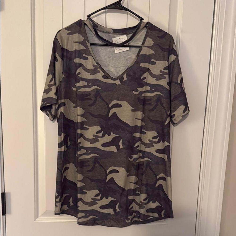 Lightweight stylish Camoflauge V Neck Shirt Size Large Never worn